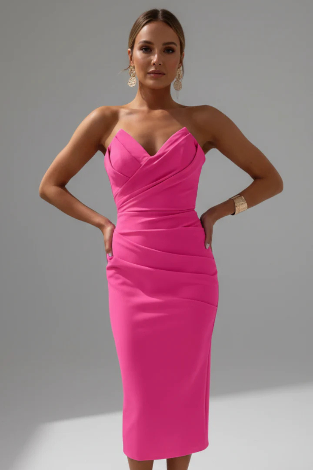 Women's evening midi dress, ruched, fitted, with a sweetheart neckline for sophisticated occasions.