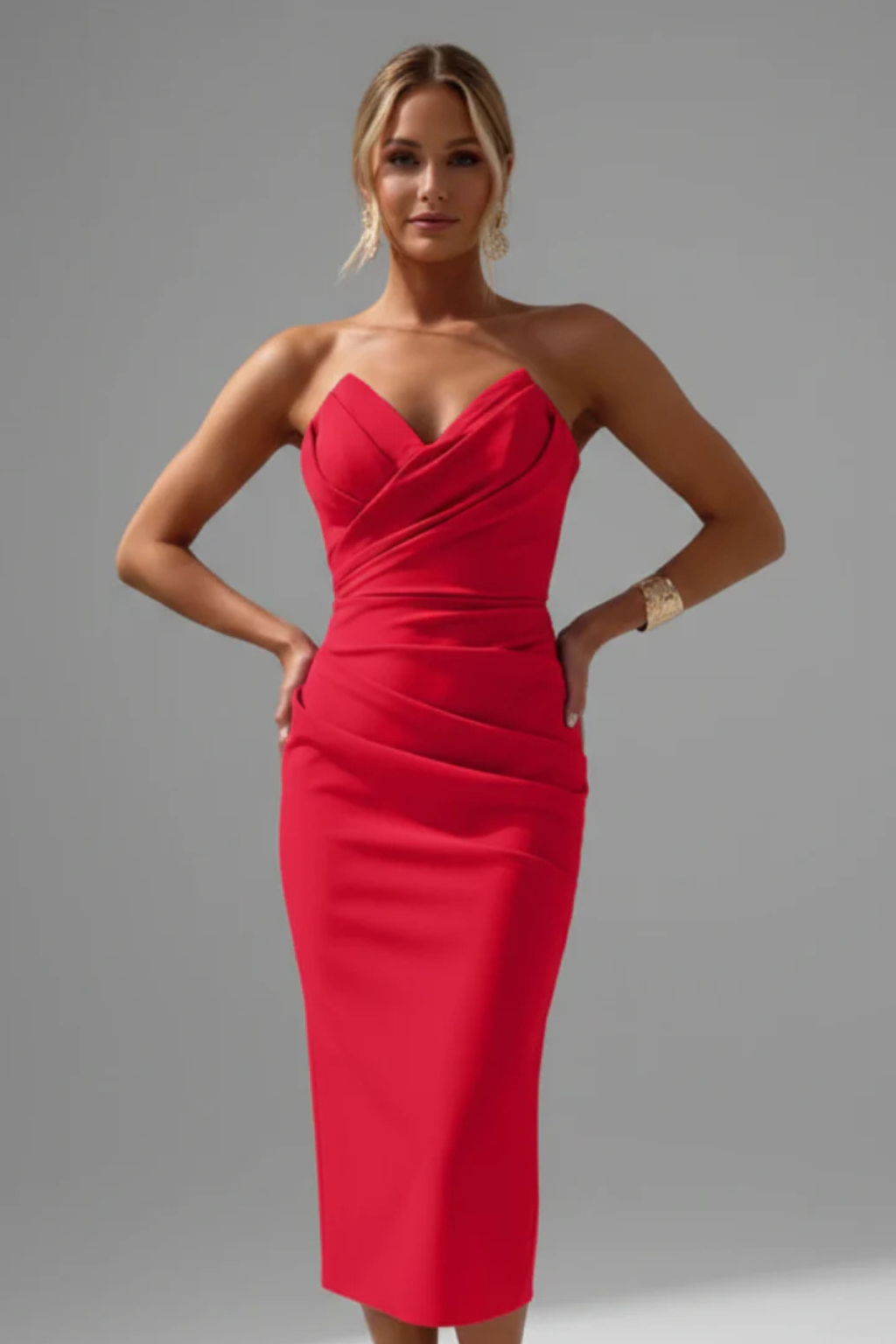 Versatile women's ruched midi dress, fitted with a sweetheart neckline for cocktail or formal wear.