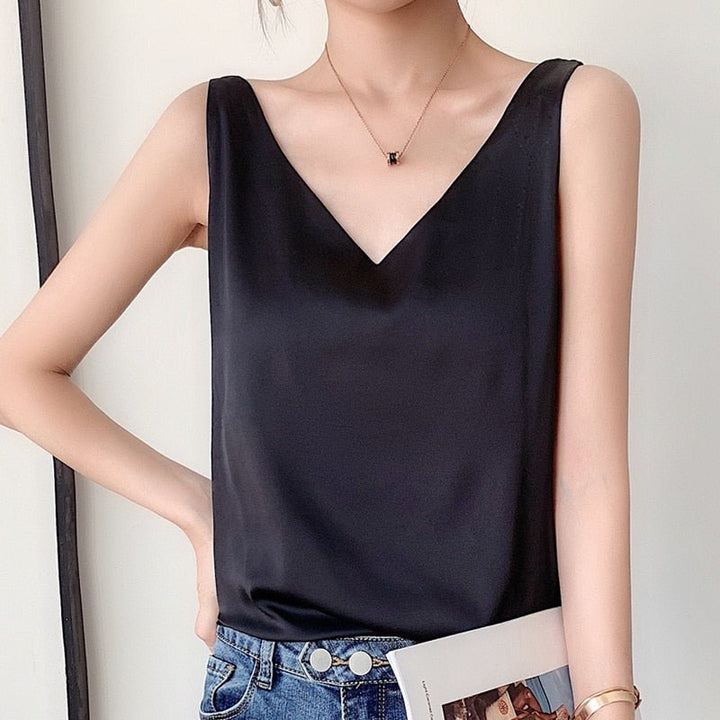 Women's elegant sleeveless tank top with a relaxed fit, perfect for versatile summer fashion and everyday comfort.