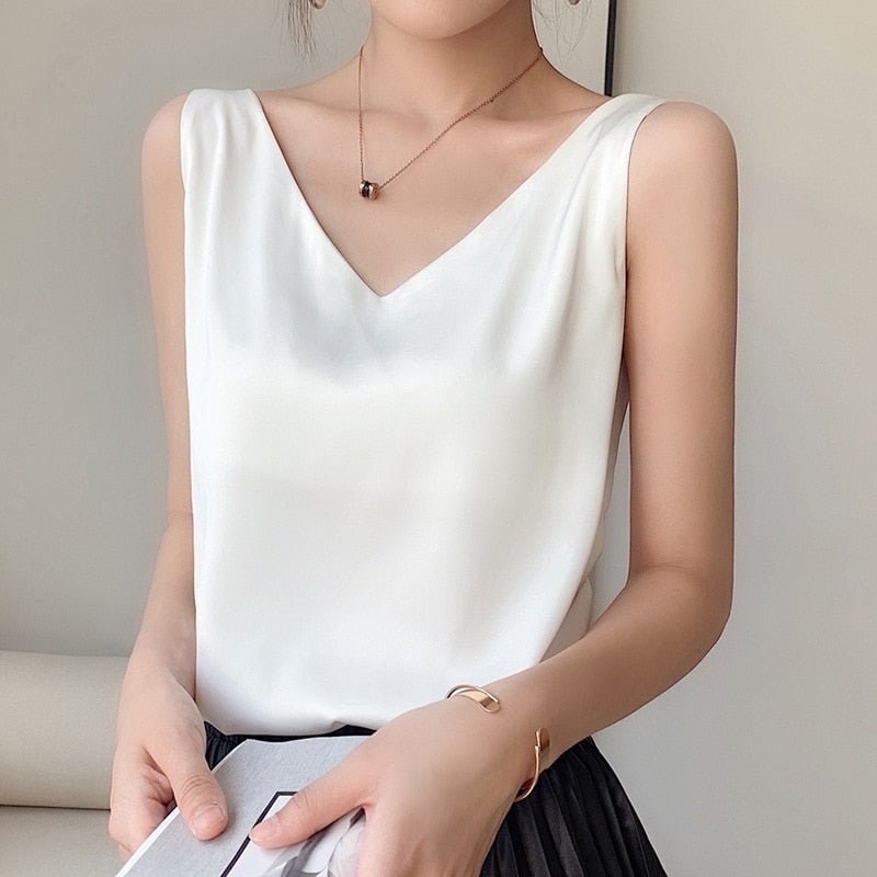 Soft & comfortable women's sleeveless tank top with an elegant relaxed fit, ideal for casual summer fashion.