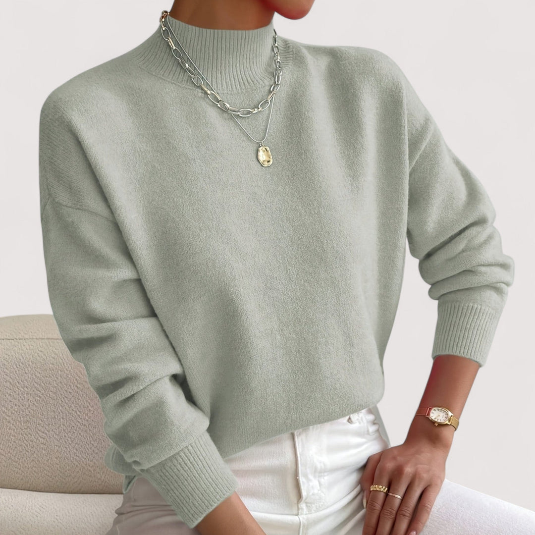Warm & chic women's turtleneck sweater. Elegant long-sleeve knitwear, ideal for a cozy winter look.