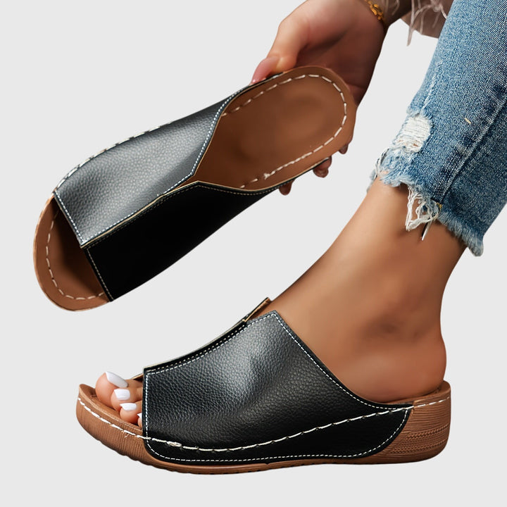 Chic women's flat sandals with adjustable straps & ergonomic design for excellent foot support.