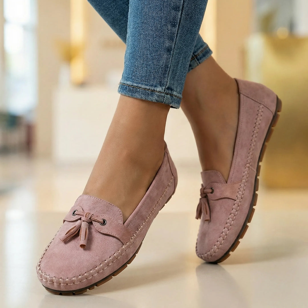 Extra wide women's loafers, stylish design, built-in memory foam for superior cushioning.