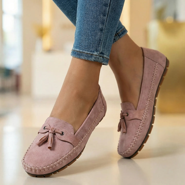 Extra wide women's loafers, stylish design, built-in memory foam for superior cushioning.