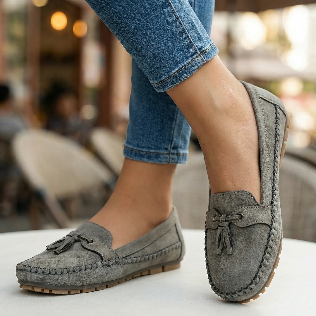 Women's wide fit loafers, memory foam comfort, ideal for long days and casual outings.