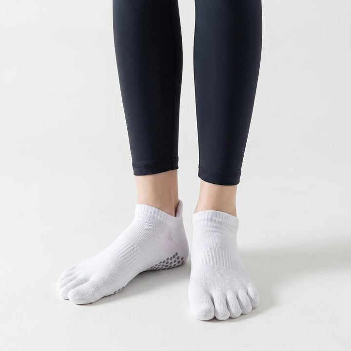 Breathable women's five-toe activewear grip socks, ideal for yoga, Pilates, and fitness exercises.