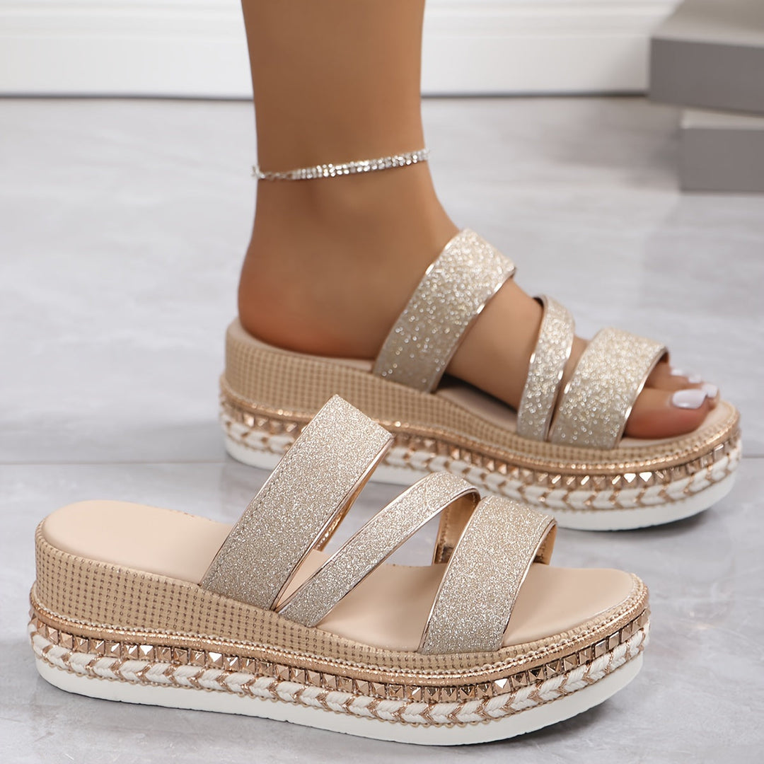 Minimalist women's flat sandals, versatile for casual wear & beach. Comfortable slip-on design.