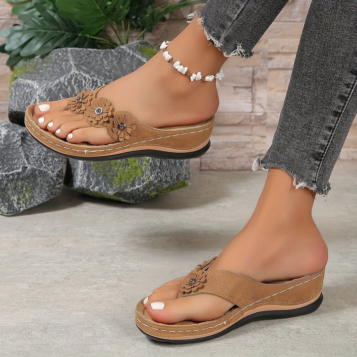 Comfortable slip-on women's floral platform wedge sandals, ideal for summer.