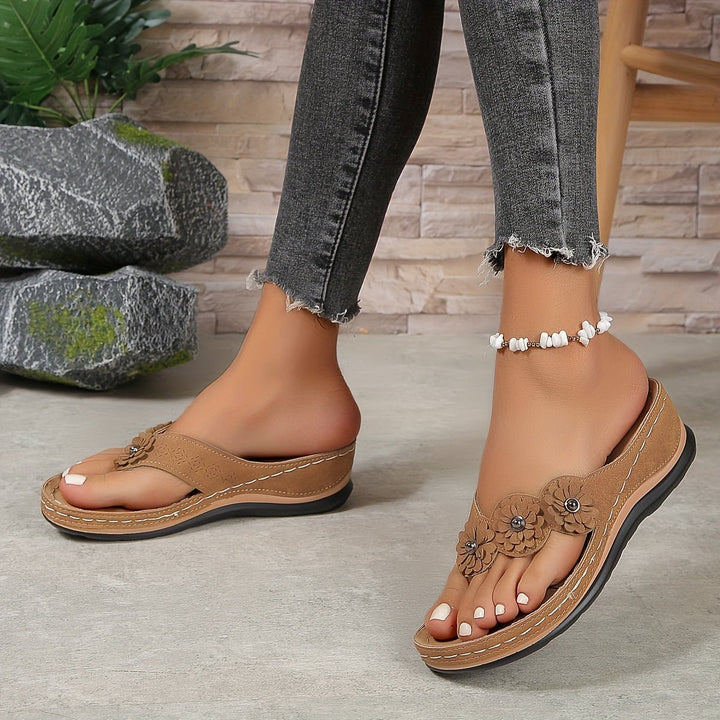 Stylish women's floral print platform wedge sandals, a summer fashion essential.