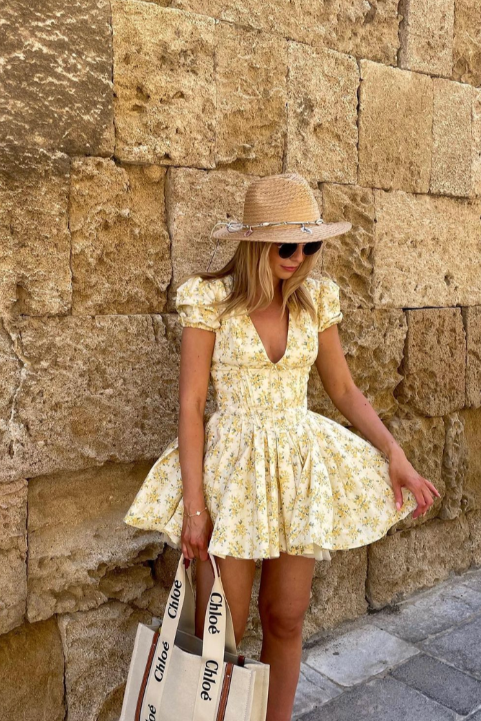 Must-have women's floral summer dress: puff sleeves, open back, A-line mini style.