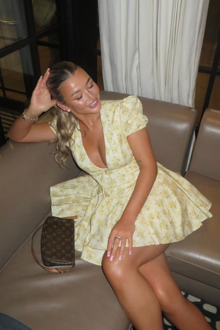 Delicate floral print mini dress for women, with trendy puff sleeves and open back.