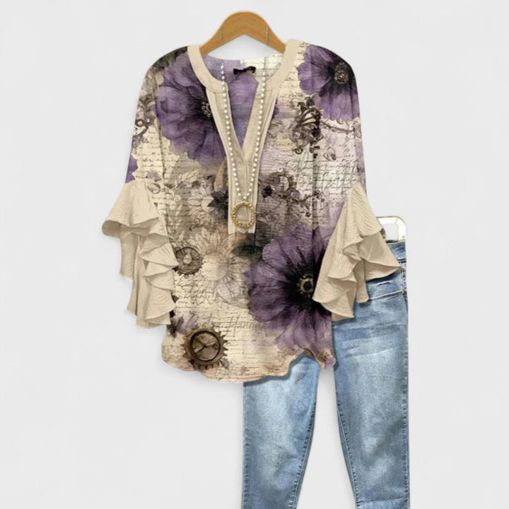 Stylish spring/summer women's blouse: floral print, V-neck, and trendy ruffle sleeves for an effortless vintage look.