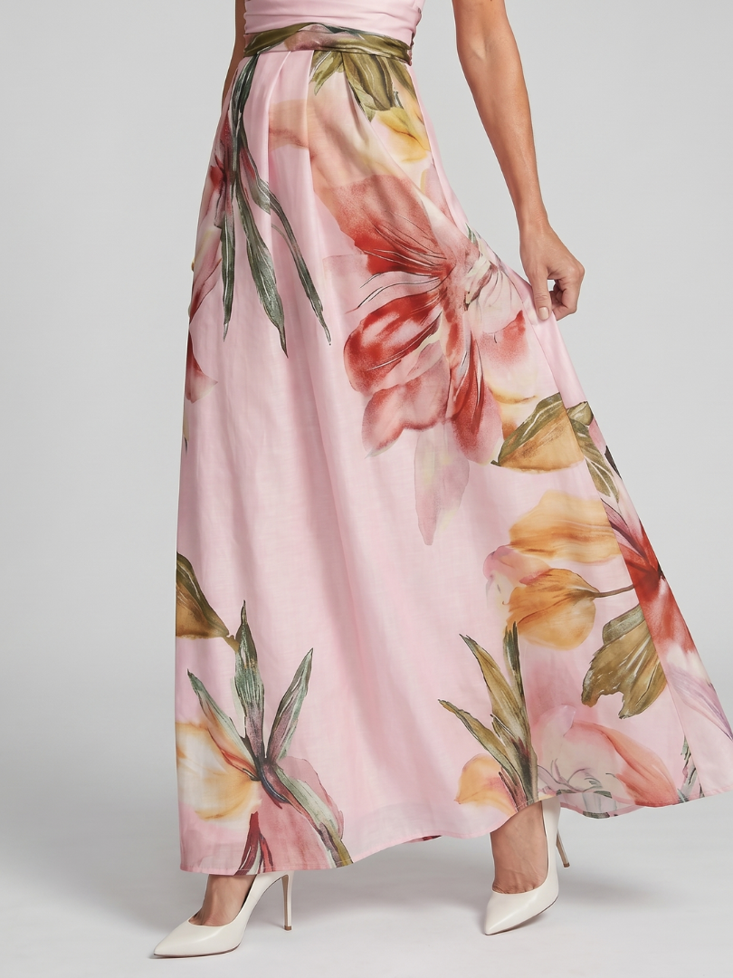 Elegant comfort in this women's halter maxi dress. Flowing skirt design, ideal for summer, parties, or warm weather.