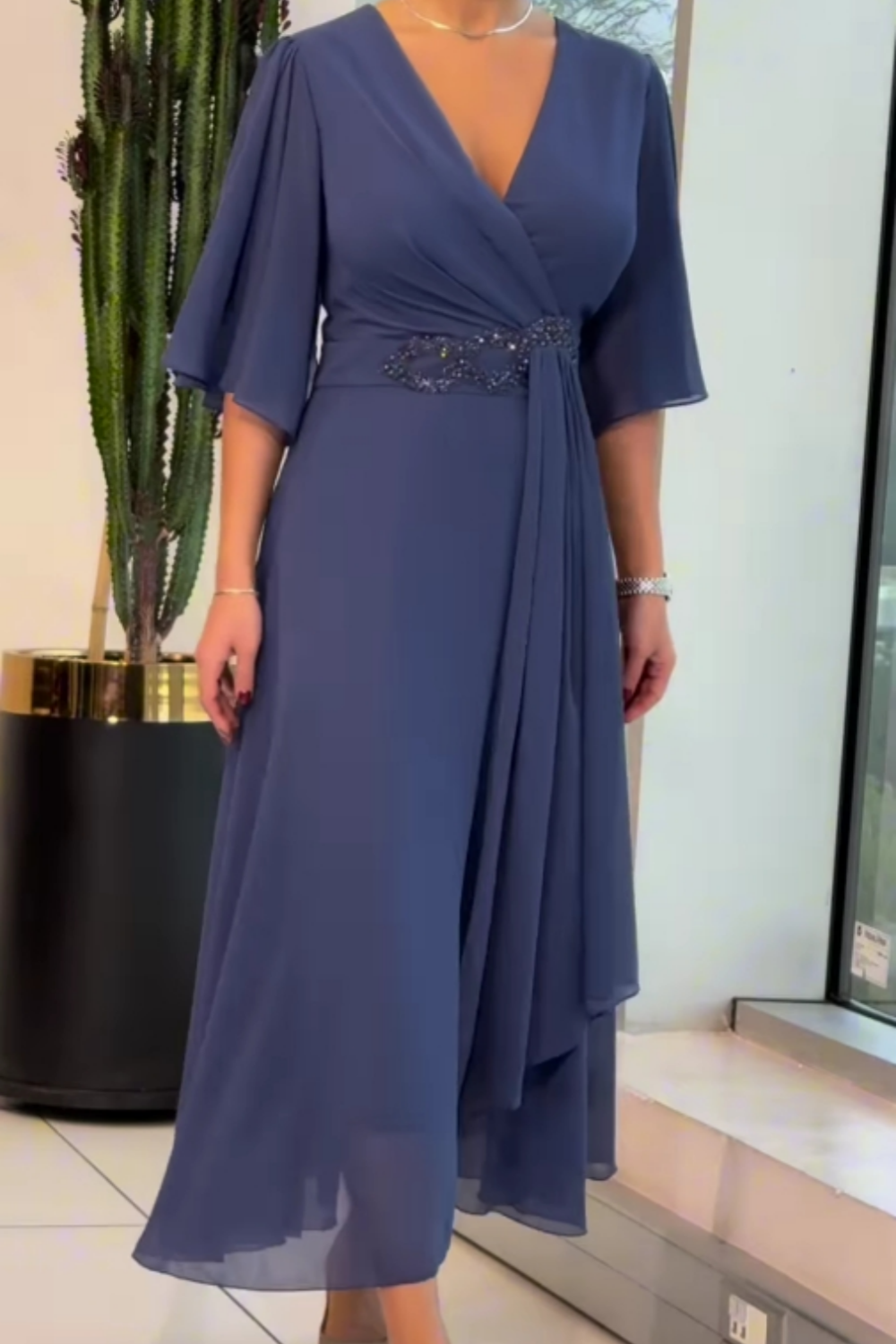 Elegant women's sleeveless V-neck maxi dress, a versatile long dress with a comfort fit for summer outings.