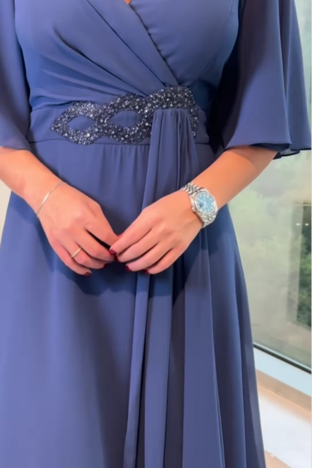 Comfortable flowing V-neck maxi dress for women, with adjustable straps, ideal as a casual or elegant summer dress.