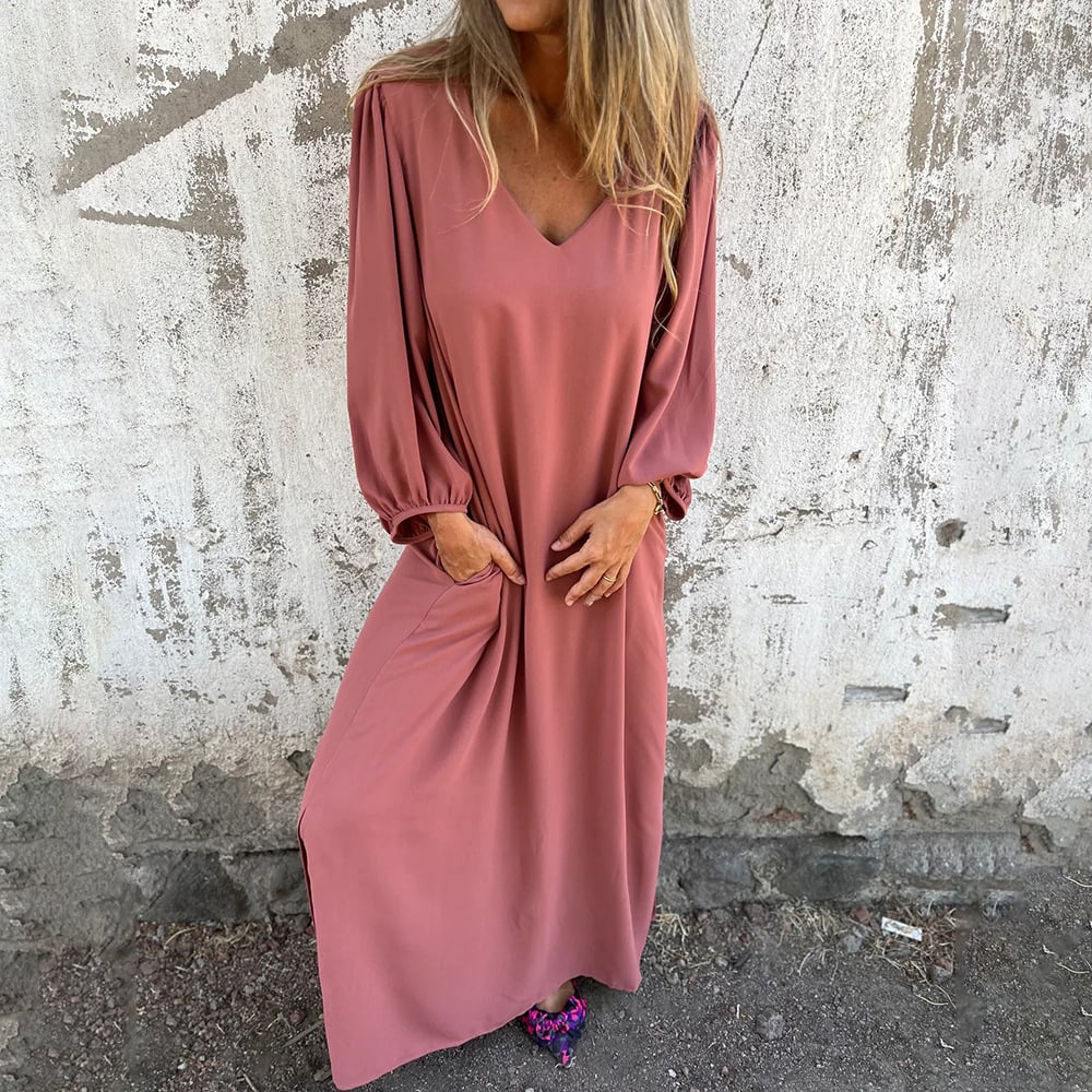 Casual women's flowy dress in a maxi length, perfect for summer, complete with V-neck and pockets.