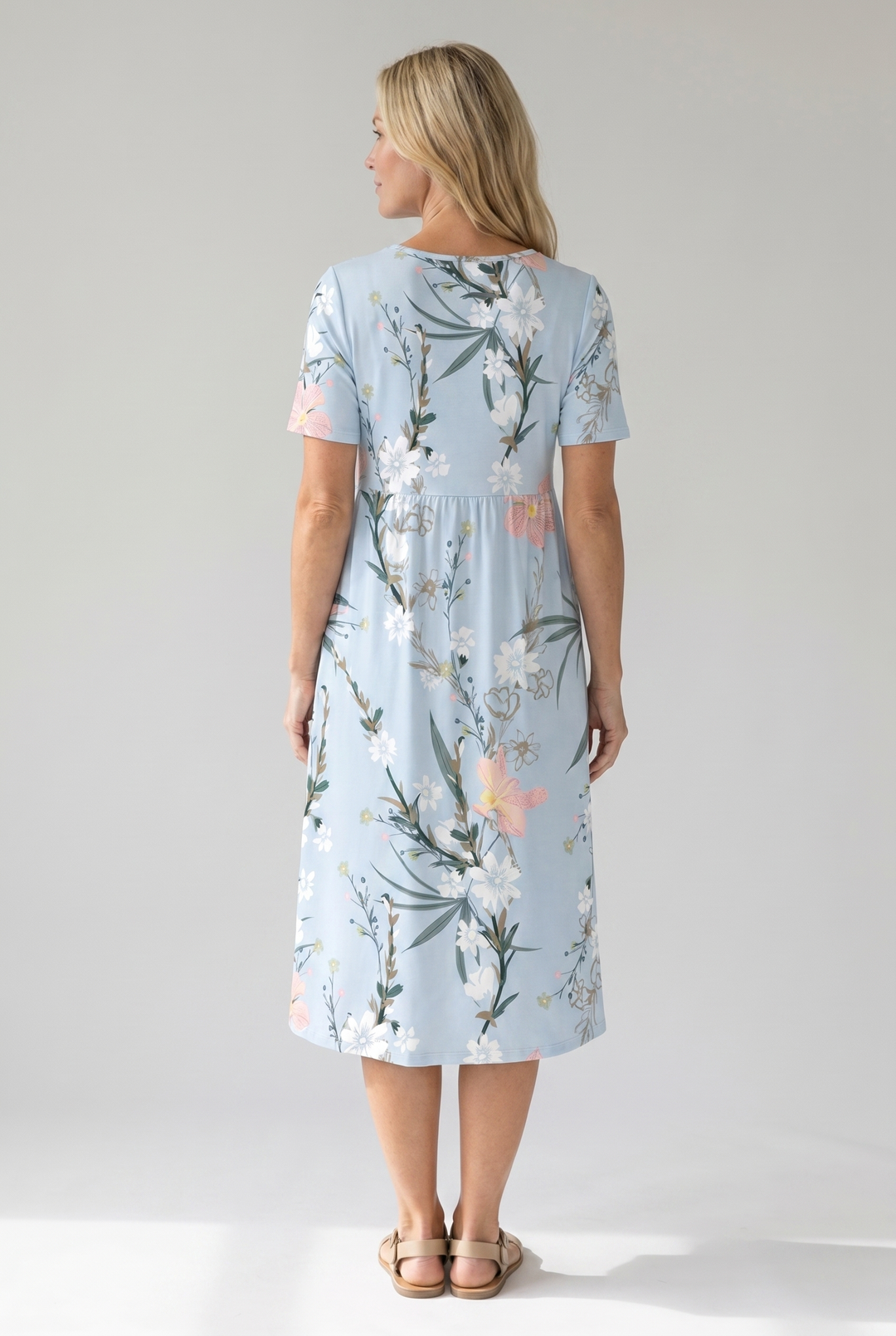Comfortable women's floral A-line midi dress. Round neck, short sleeves. Ideal for everyday summer wear.