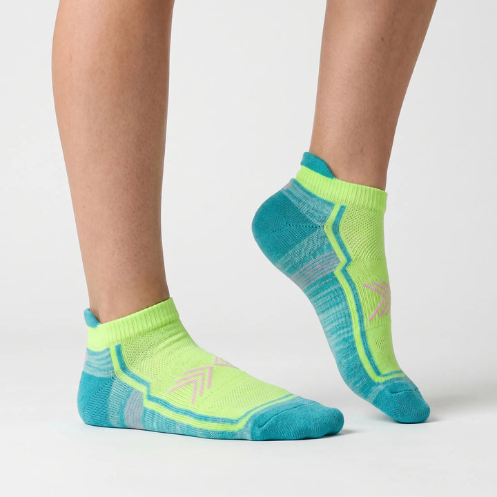 Women's green running socks with non-slip grip. Ankle-length performance activewear for training.