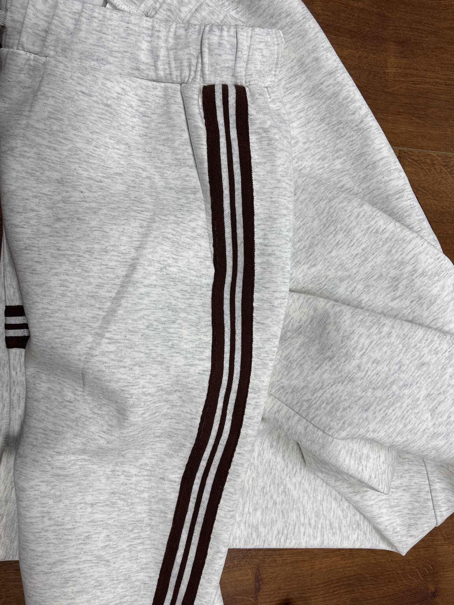 Cozy women's half-zip sweatshirt & wide-leg trouser co-ord set, perfect for cooler seasons.