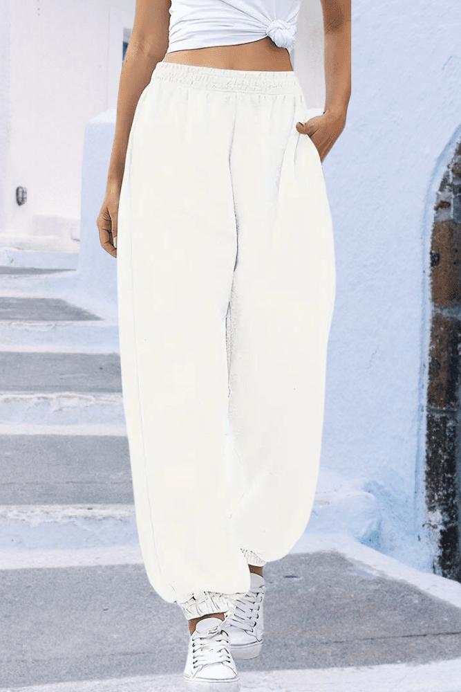 Everyday women's joggers: high-rise, elastic waist, offering a comfortable and stylish fit.