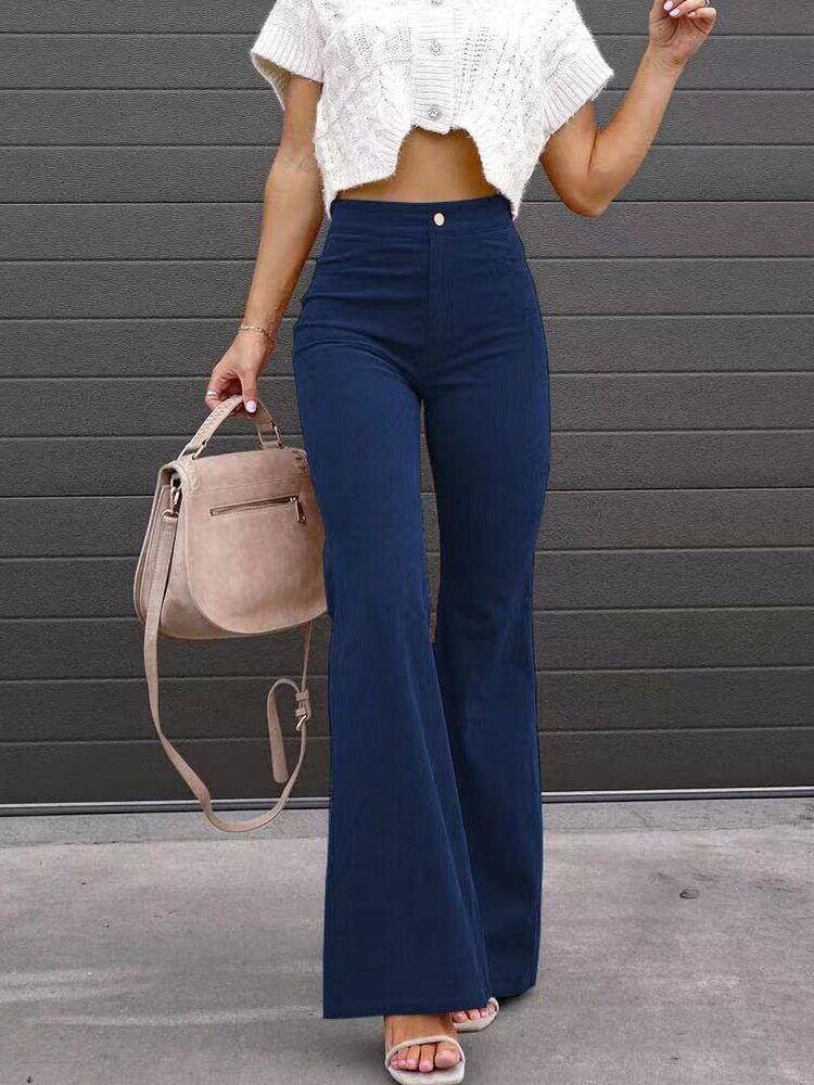 Modern women's high waist flare trousers with spacious pockets, ideal for a polished and practical look.