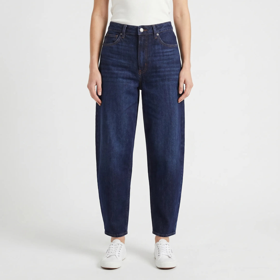 Fashionable women's high-waist barrel-leg jeans. Relaxed fit casual pants for a chic and comfortable spring/fall look.