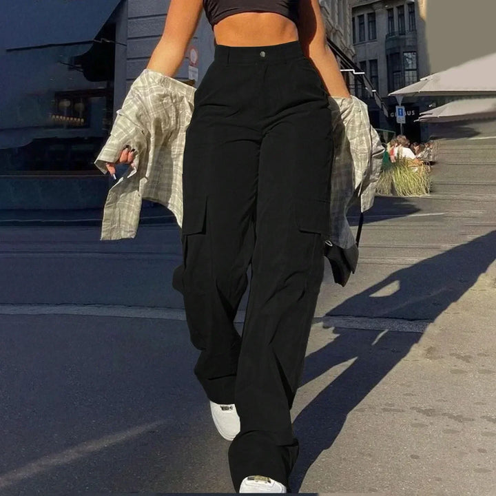 Everyday women's high-waist wide-leg cargo pants, offering a relaxed fit and streetwear vibe.