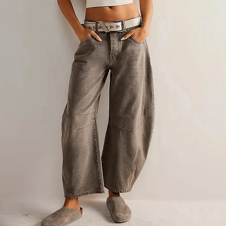 Relaxed fit wide leg jeans for women, high waist design for a trendy and comfortable look.