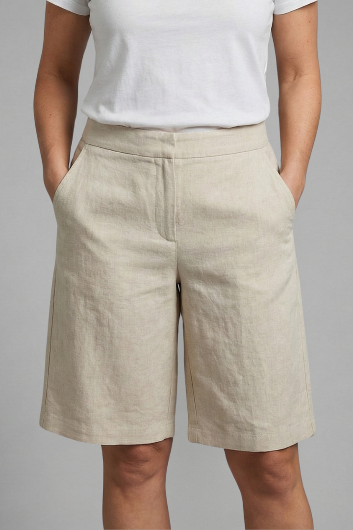 Women's high-waisted tailored fit summer shorts with pockets, perfect for elegant casual wear.
