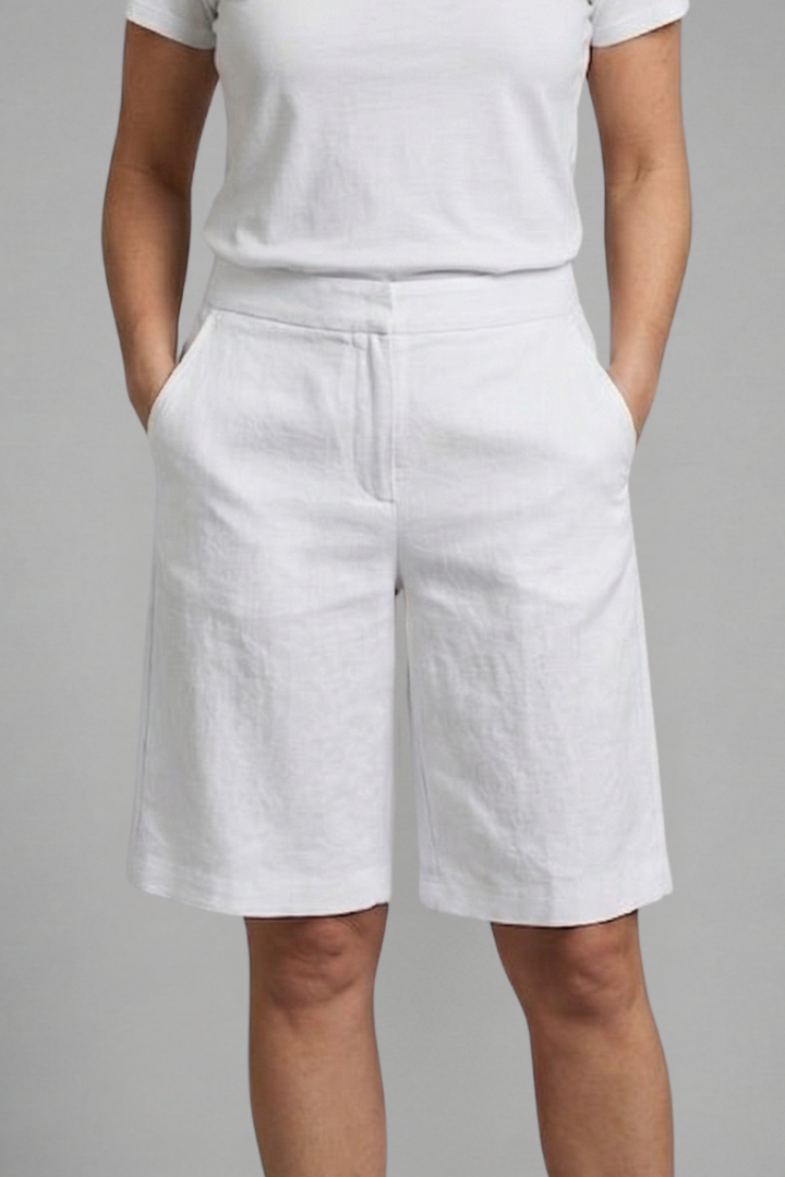 Versatile ladies' tailored shorts, ideal for summer fashion, offering an elegant high-waisted fit for warm weather.