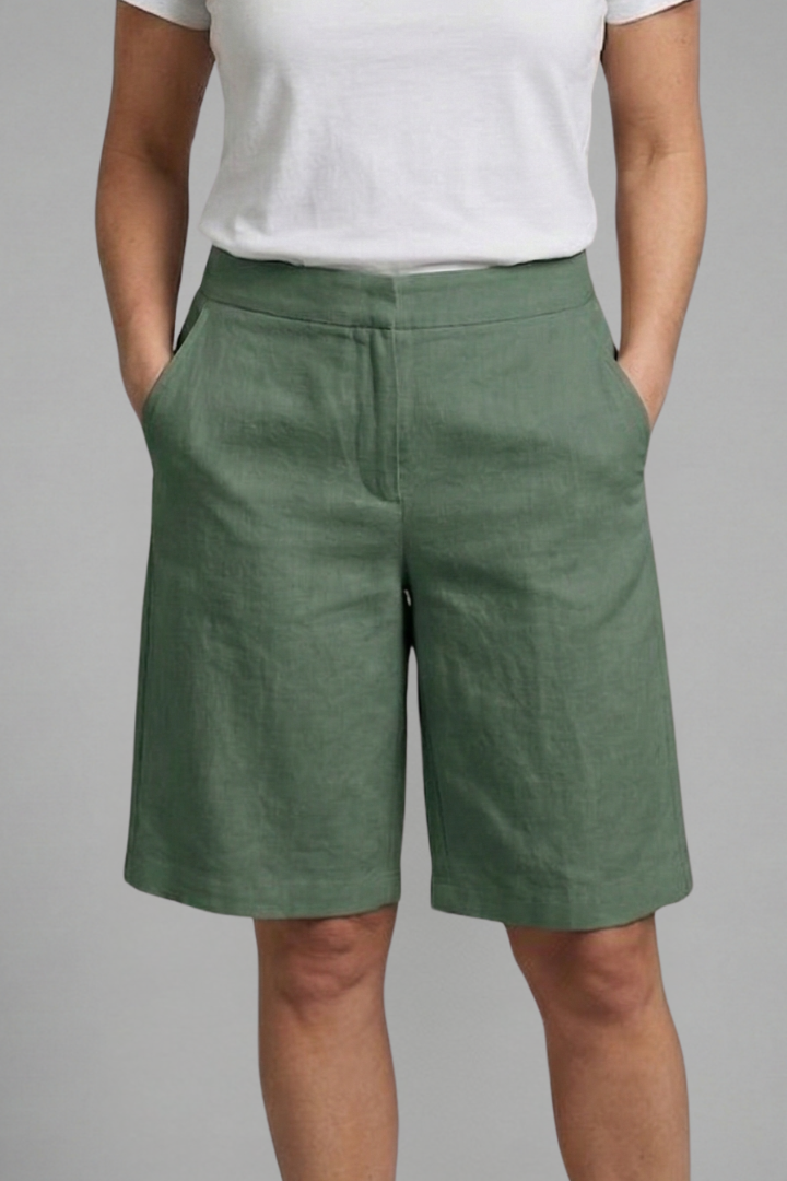 Smart tailored fit high-waisted women's shorts, offering casual comfort with summer elegance for any occasion.