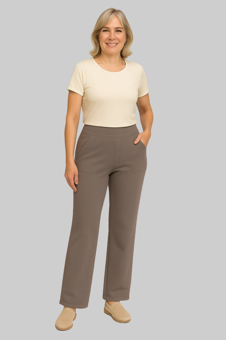 Flowy high-waisted wide-leg pants for women. Relaxed fit, ideal for casual and smart casual looks.