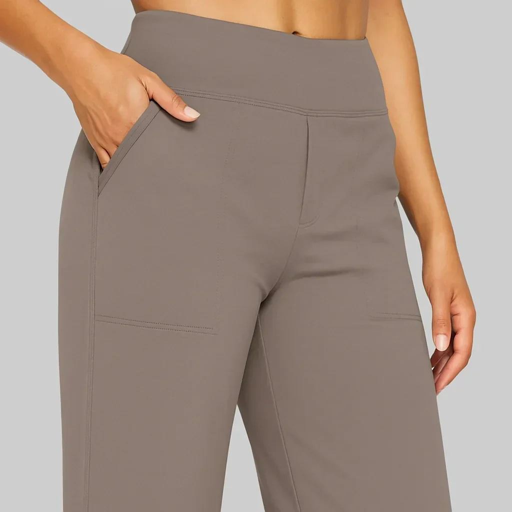 Comfortable women's wide-leg pants, high-waisted and featuring functional side pockets. Everyday style.