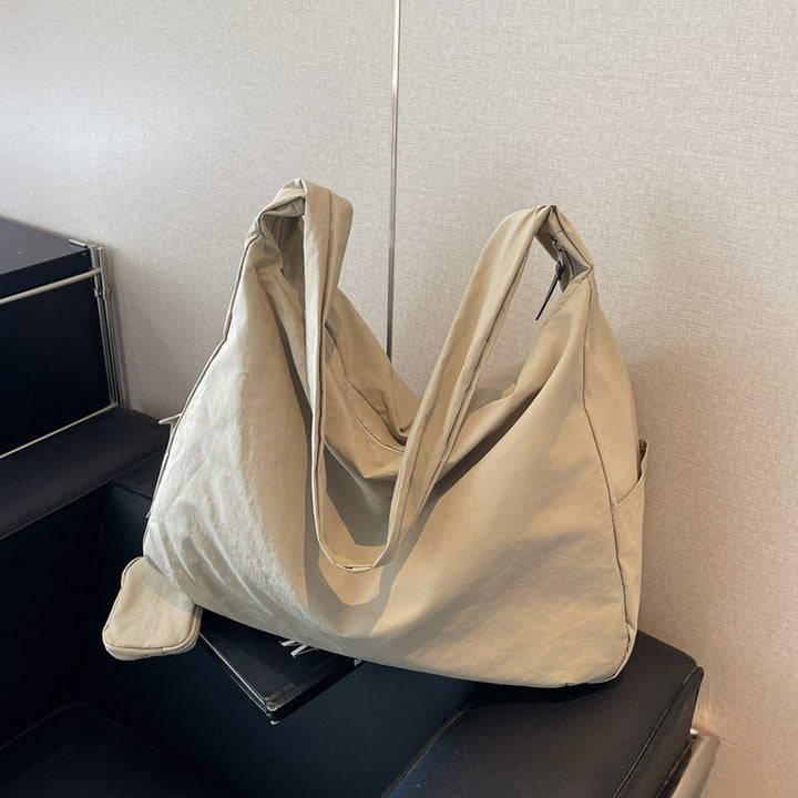 Versatile women's crossbody & shoulder bag, ideal for everyday use and style.