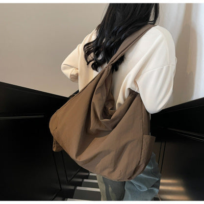 Women's chic large capacity crossbody bag for daily and casual versatile use.