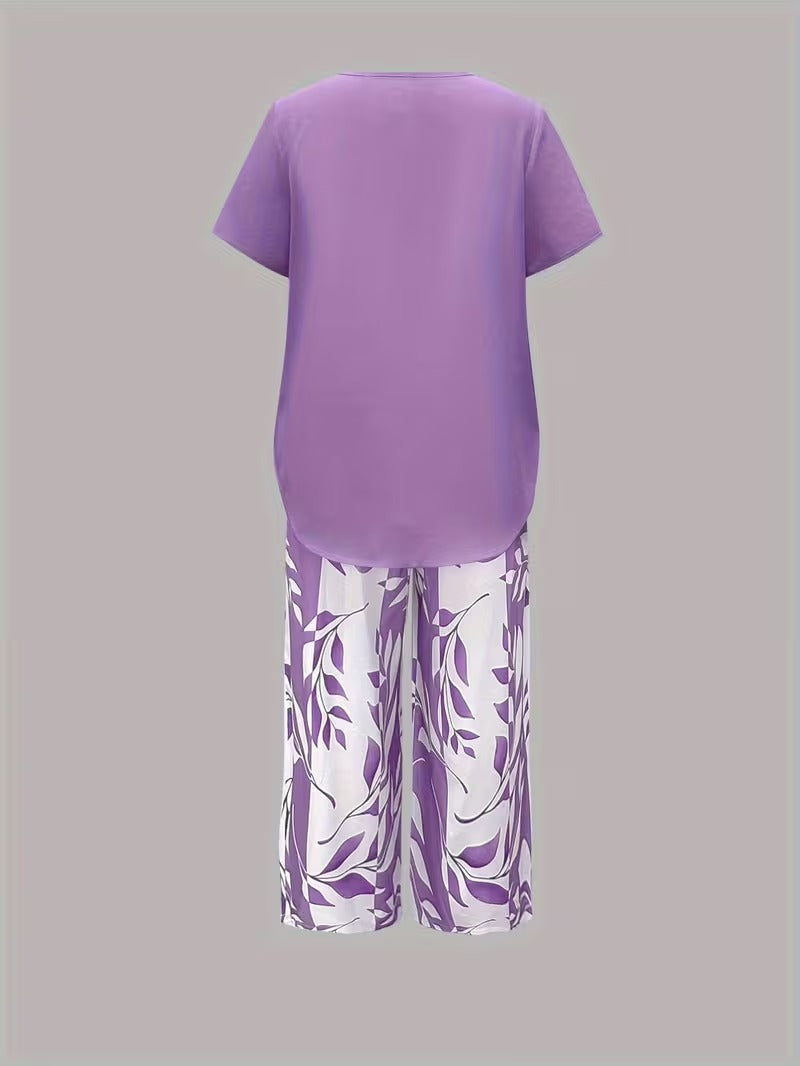 Women's comfortable leaf print short sleeve top and cropped pants 2-piece casual summer outfit.