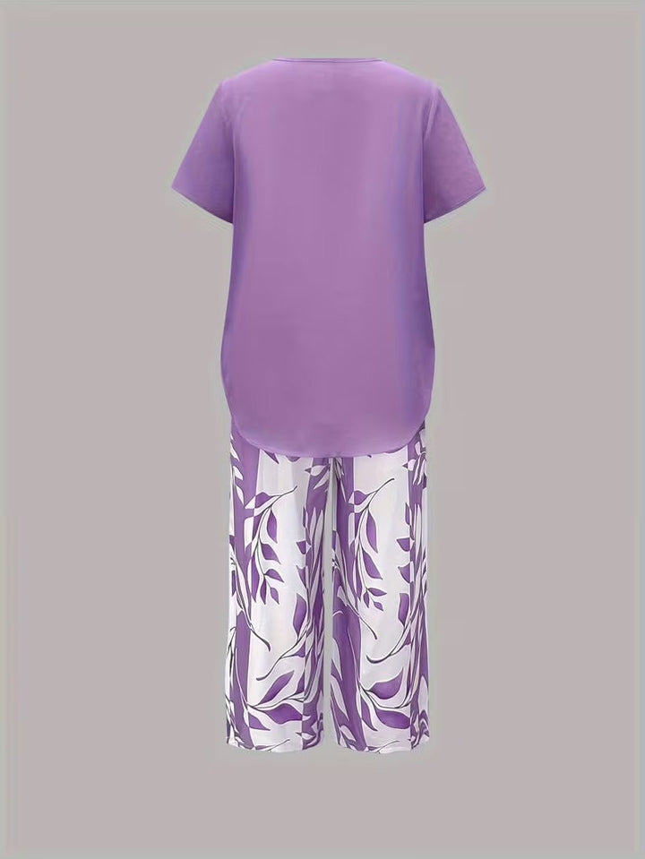 Women's comfortable leaf print short sleeve top and cropped pants 2-piece casual summer outfit.