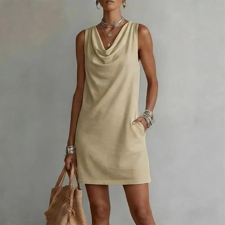 Stylish women's lightweight mini dress with pockets, an easy-wear option for summer. Relaxed fit and sleeveless fashion.