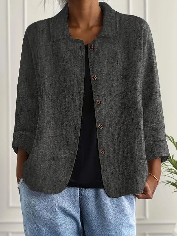 Elegant women's lightweight shirt cardigan, ideal for comfort and layering.