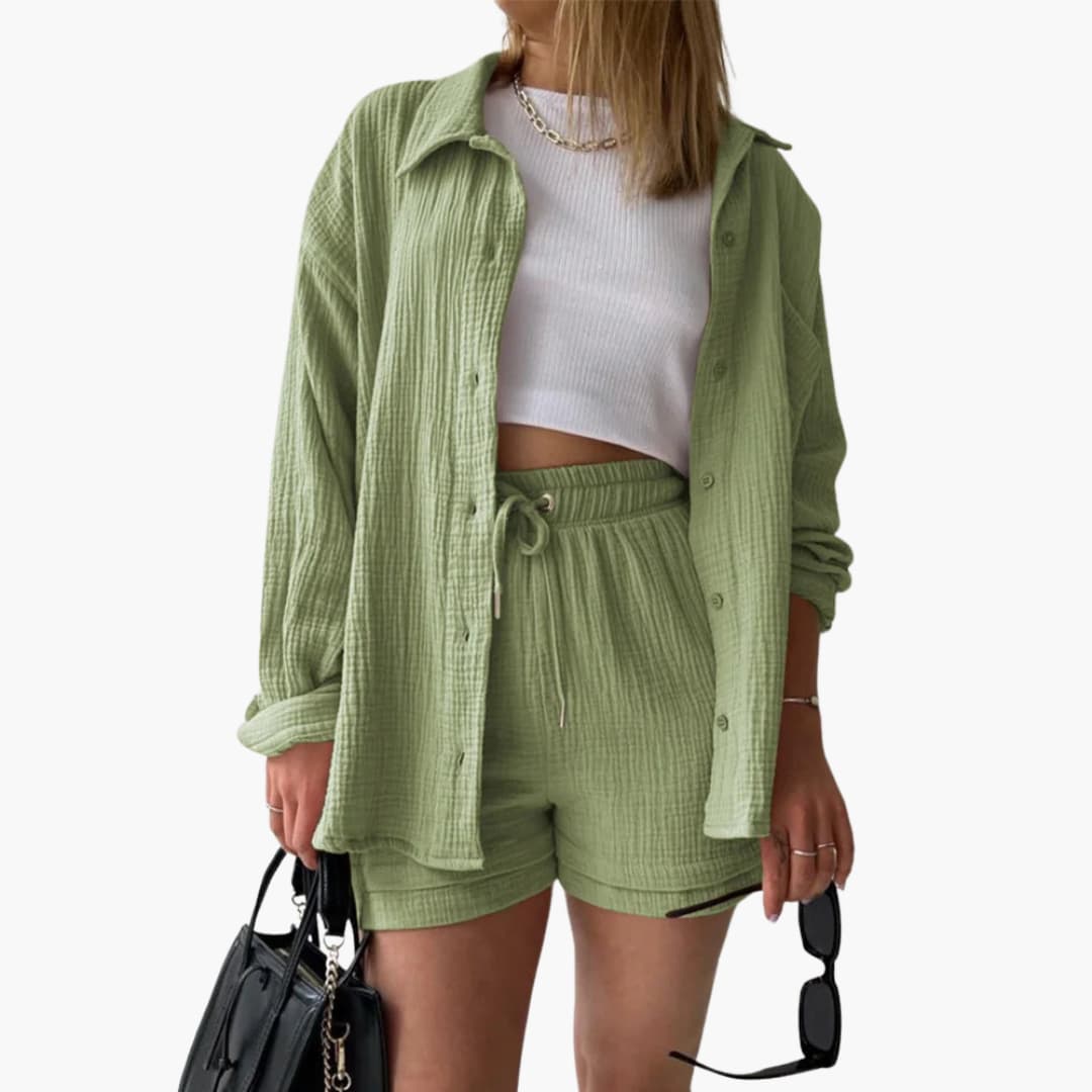 Elegant women's two-piece set, lightweight, relaxed fit for a comfortable and stylish summer.