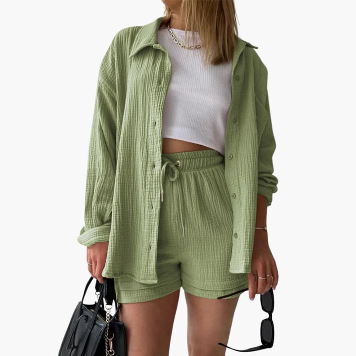 Elegant women's two-piece set, lightweight, relaxed fit for a comfortable and stylish summer.