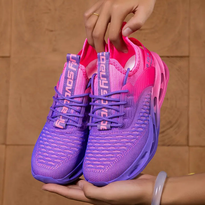 Flexible sole low-top women's walking sneakers, ideal for an active lifestyle.