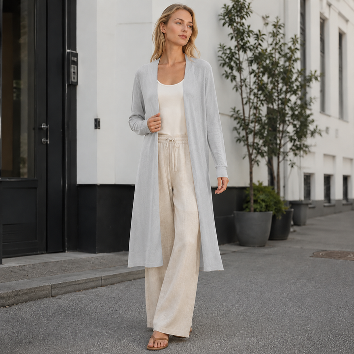 Elegant long women's cardigan, providing warm coverage. A versatile layering piece for chic winter style.