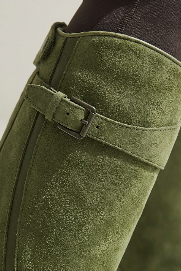 High-quality material of modern knee-high boots for women, sleek design offering comfort & fall fashion versatility.