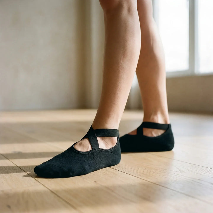 Women's non-slip textured yoga socks for studio workouts. Ideal for pilates & barre, offering superior grip & comfort.