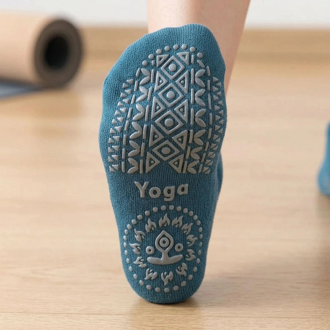 Comfortable women's non-slip grip yoga socks for studio workouts. Features breathable fabric & secure traction for pilates.