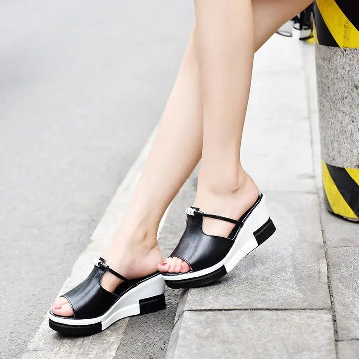 Elegant women's open-toe slide sandals featuring a wedge platform. Versatile for daily wear.