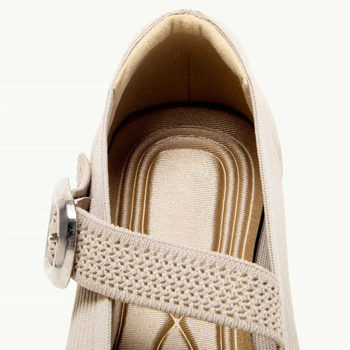 Elegant women's Mary Jane flats, orthopaedic comfort & square toe for stylish daily wear.