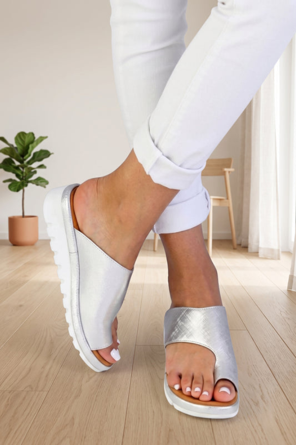 Summer women's walking sandals with foot alignment & arch support, providing orthopedic daily comfort.
