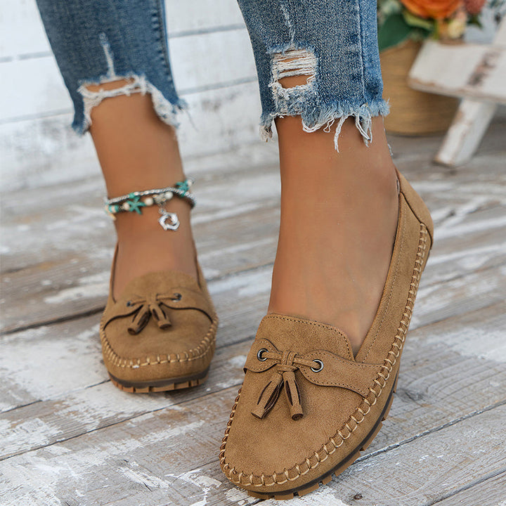 Slip-on women's orthopedic walking shoes, providing foot comfort & stability with a chic vintage bow.